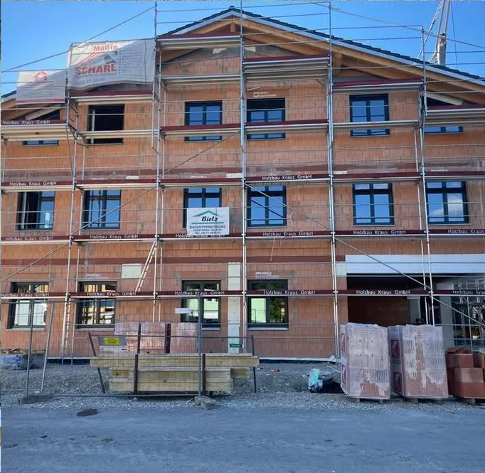 Mehrfamilienhaus im Rohbau mit neuen Fenstern