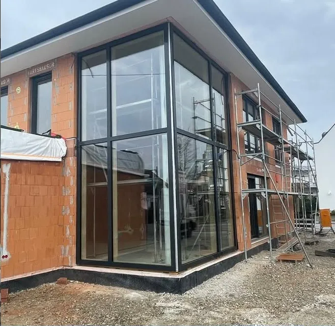 Großflächige Eckverglasung an einem Neubau