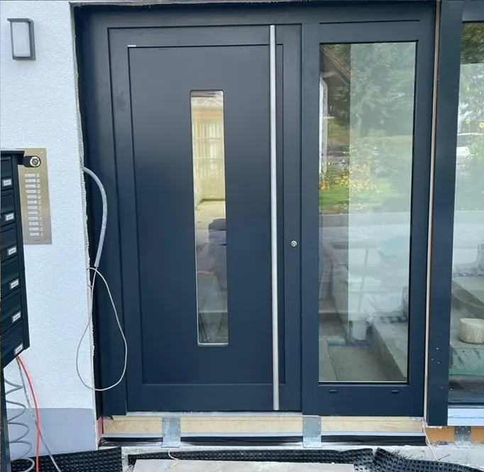 Anthrazitfarbene Haustür mit Seitenteil