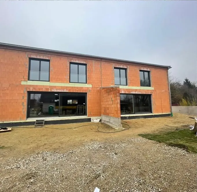 Neubau mit eingebauten Fenstern