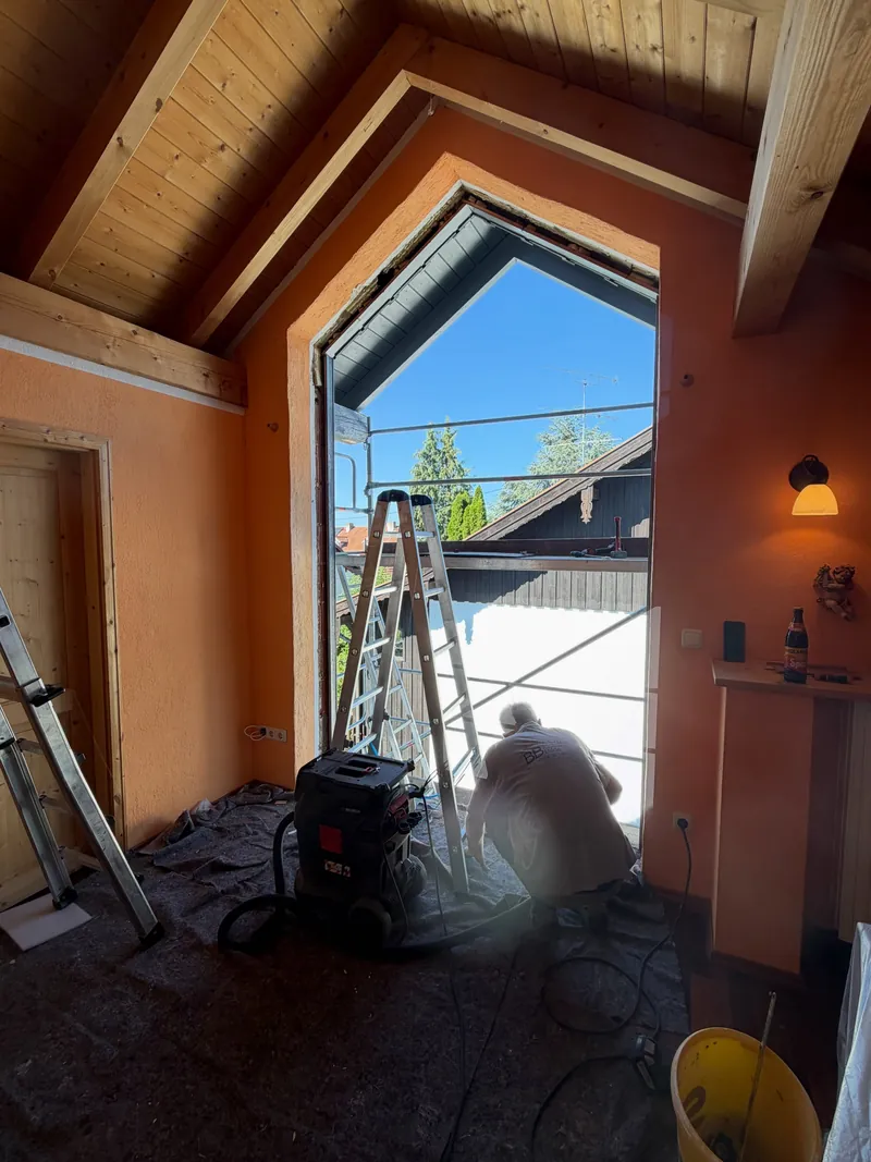 Giebelöffnung nach dem Ausbau des alten Fensters