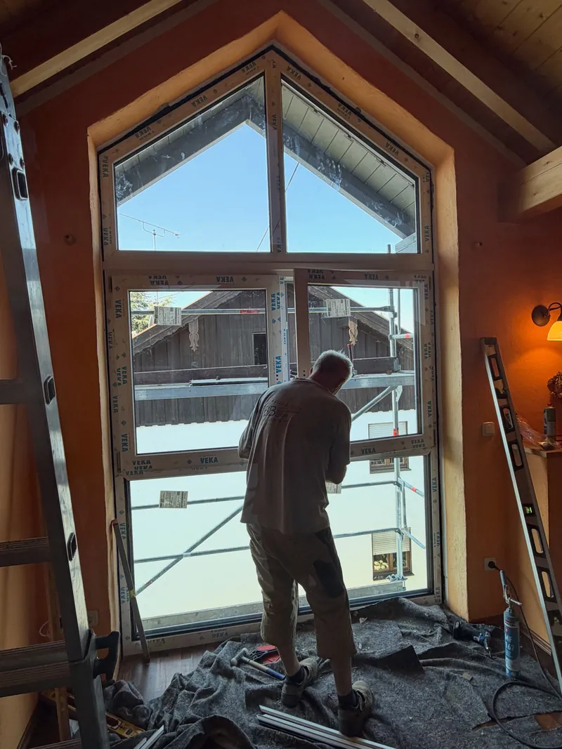 Montage des neuen Giebelfensters