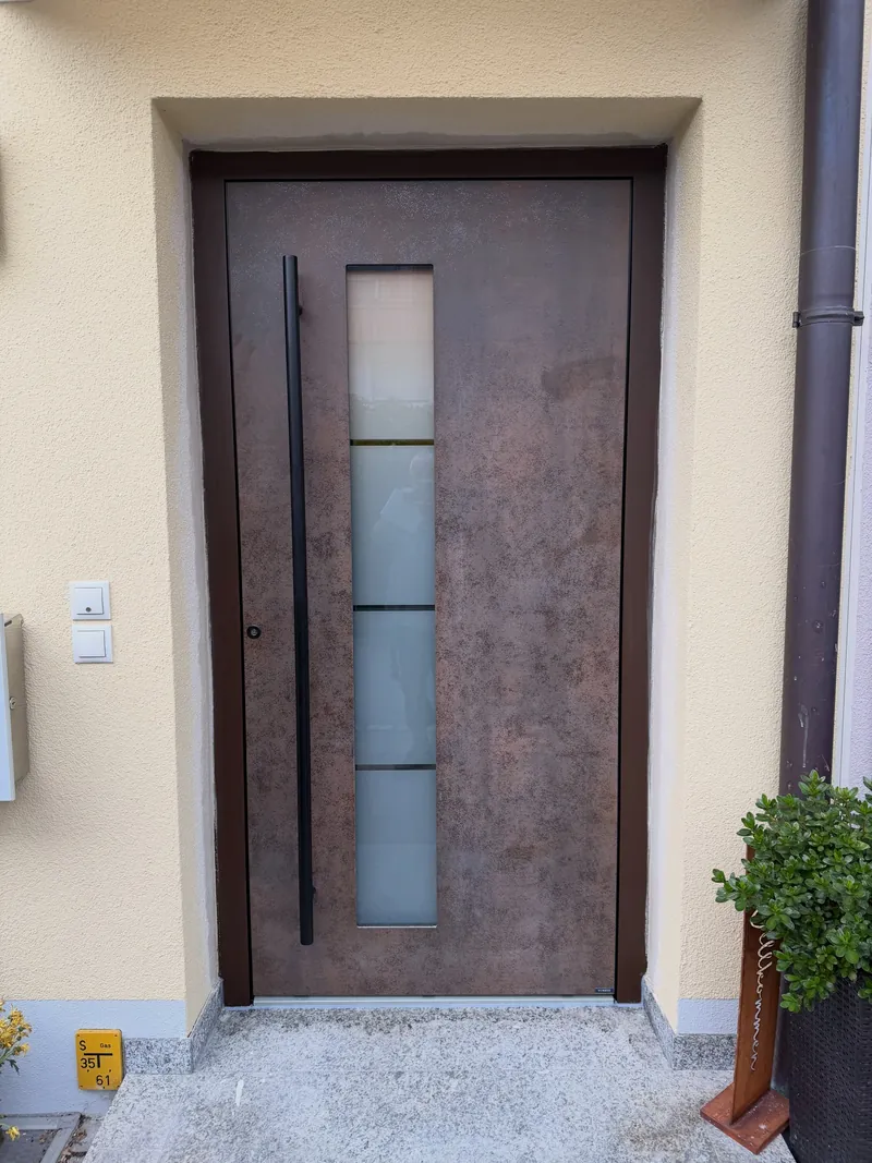 Moderne Haustür in Kupferoptik mit Glasstreifen