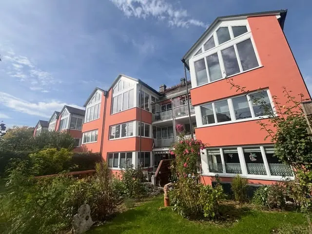 Mehrfamilienhaus mit großen Fensterfronten