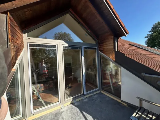 Verglaster Giebel mit Dachterrasse